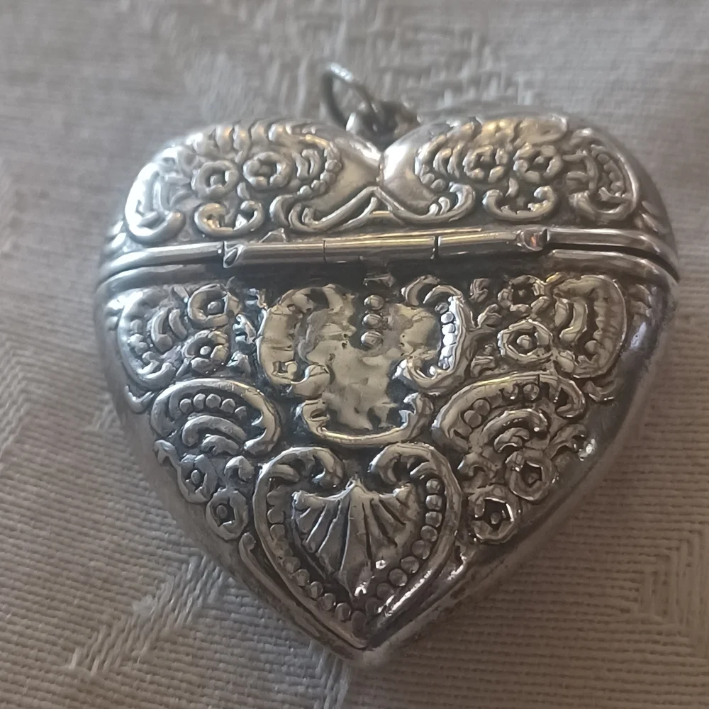 Vintage Heart Shaped Pill/Snuff Repousse Pendant, Sterling Silver - Picture 3 of 9
